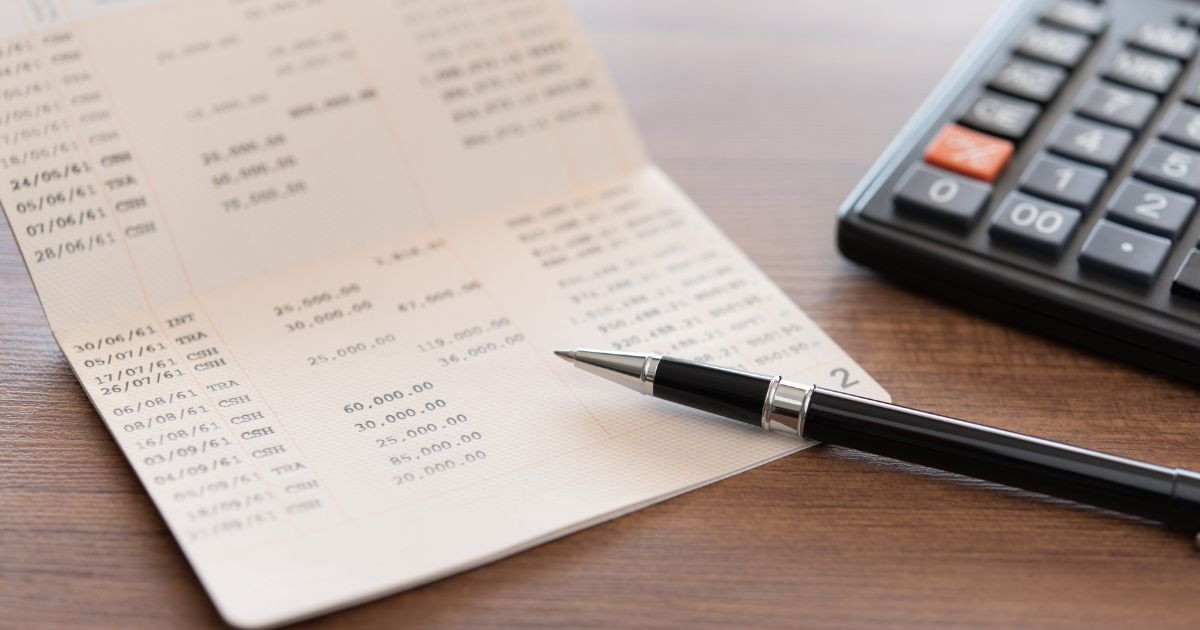 Alt: Sổ tiết kiệm và tiền mặt, minh họa cho việc chứng minh tài chính du học Canada