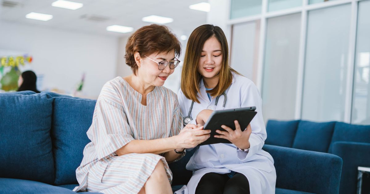 alt text: Bác sĩ đang khám bệnh cho bệnh nhân