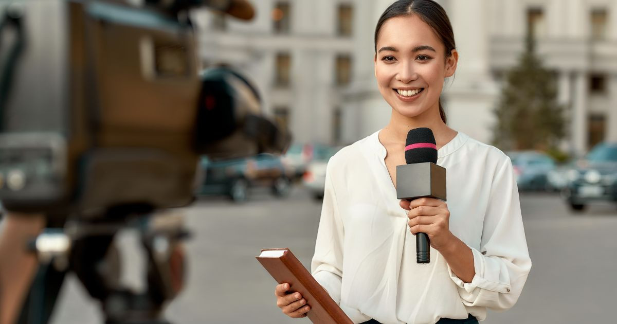 alt text: Nhóm phóng viên đang tác nghiệp