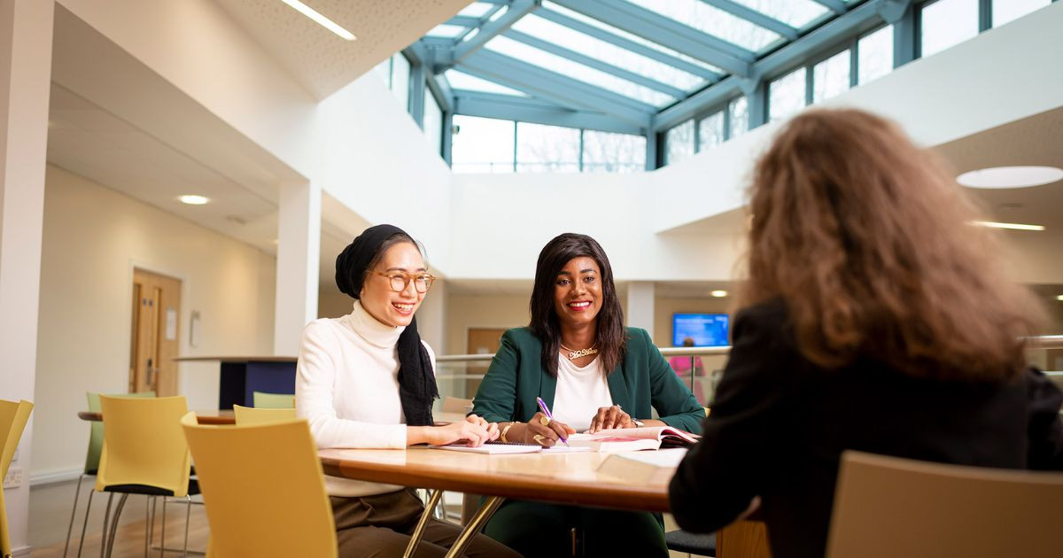 alt text: Sinh viên đang học chương trình dự bị IFY