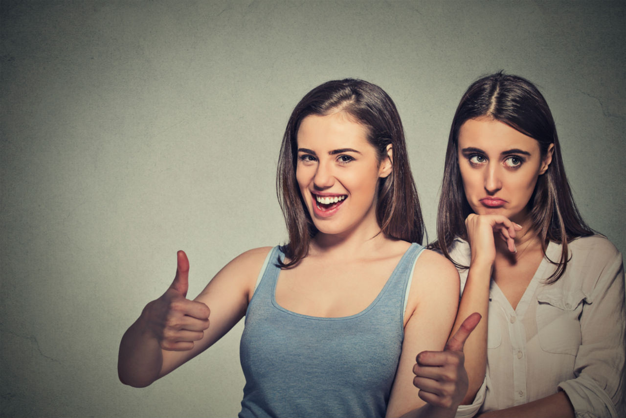 alt text:  Sinh viên đang thảo luận nhóm