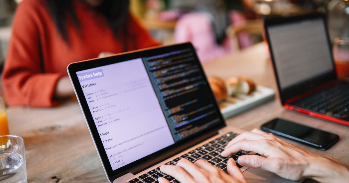 alt text: Sinh viên ngành công nghệ thông tin làm việc